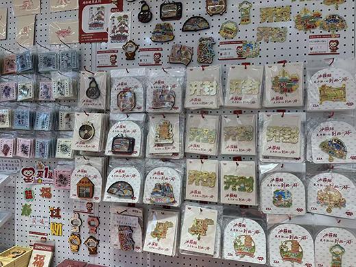 轻人把冰箱门变成“旅行回忆录”｜华夏双节观察AG真人地址一代人有一代人的“宝贝”这届年(图2)