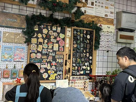 轻人把冰箱门变成“旅行回忆录”｜华夏双节观察AG真人地址一代人有一代人的“宝贝”这届年(图4)