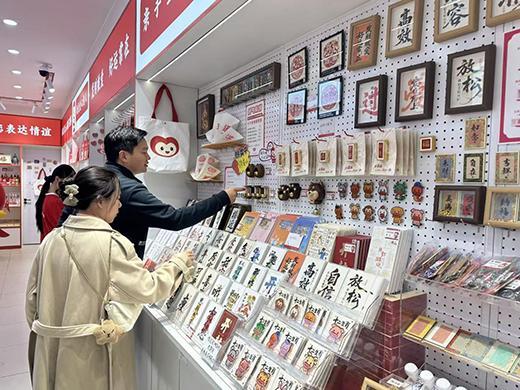 轻人把冰箱门变成“旅行回忆录”｜华夏双节观察AG真人地址一代人有一代人的“宝贝”这届年(图3)